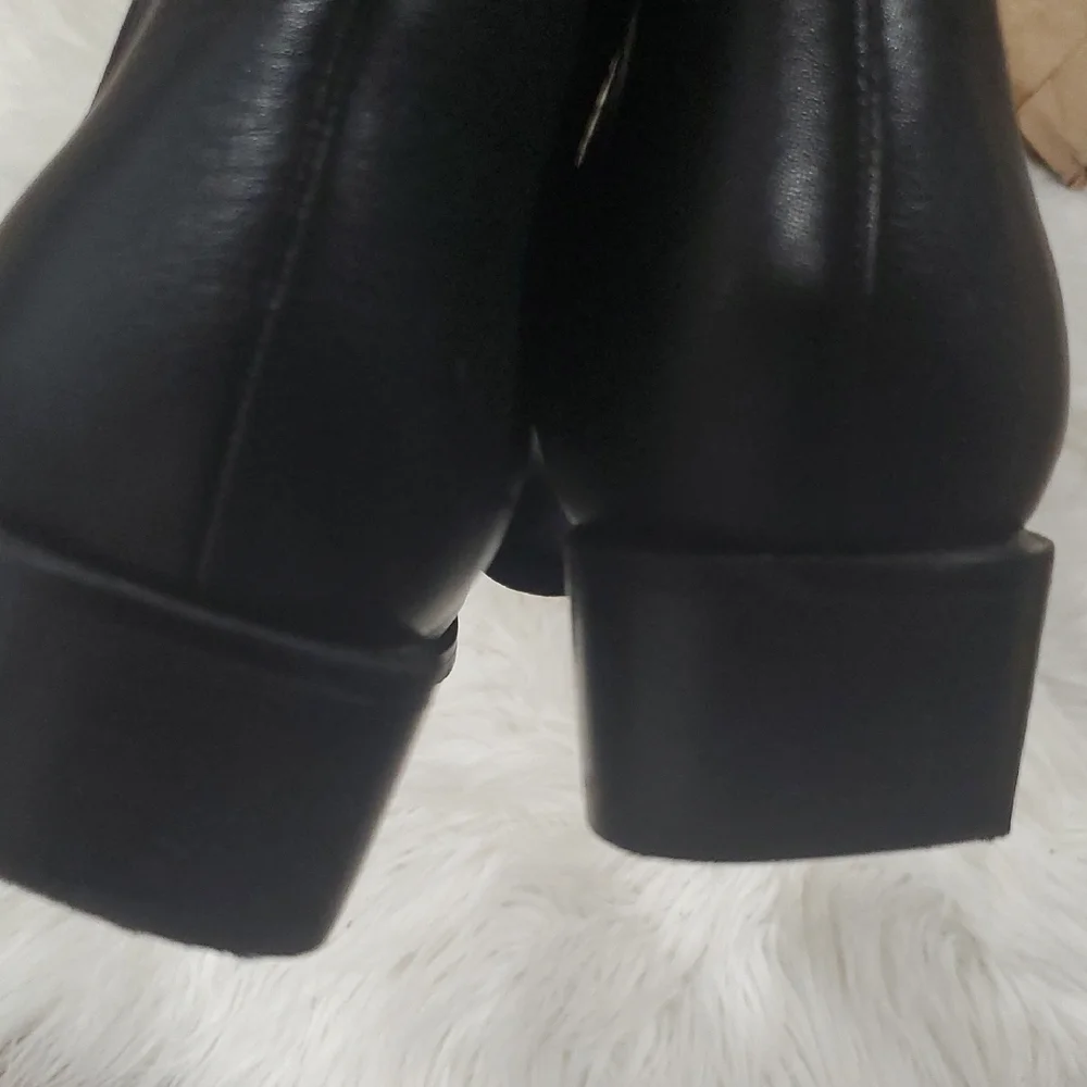 Chic Marc Fisher Black Leather Ankle Booties
